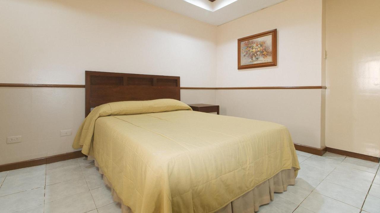 Garden Plaza Hotel Манила Экстерьер фото
